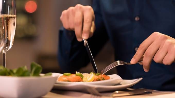 "Buon appetito" e gli altri errori che si commettono a tavola: cosa dice il Galateo 3