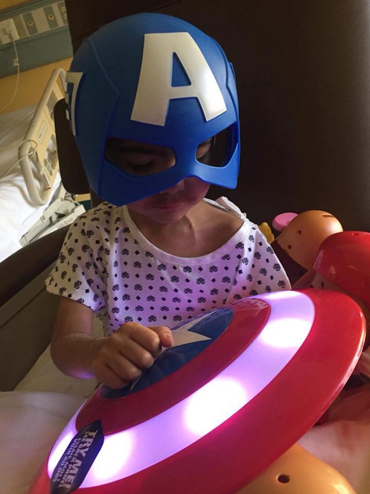 Gian Carlos, il piccolo guerriero di 6 anni che paga le sue cure realizzando portachiavi 3