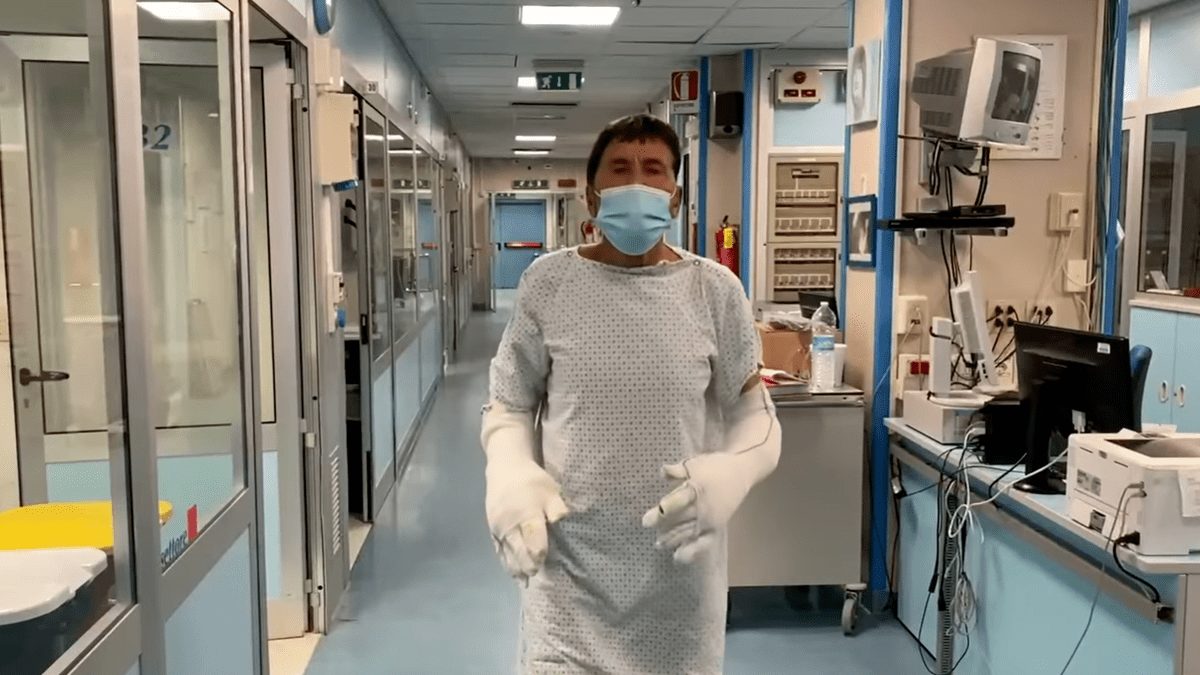 Gianni Morandi dopo le gravi ustioni: “Ora riesco a camminare ma la strada è ancora lunga” 15