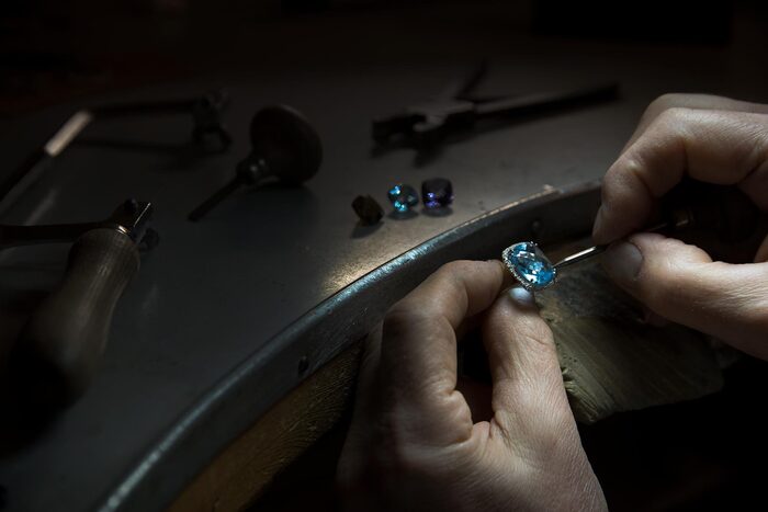 Gioielli fatti a mano: ecco perché scegliere l'unicità dei preziosi artigianali 3 Perché acquistare gioielli fatti a mano: prezzi non gonfiati e sostegno alle realtà locali