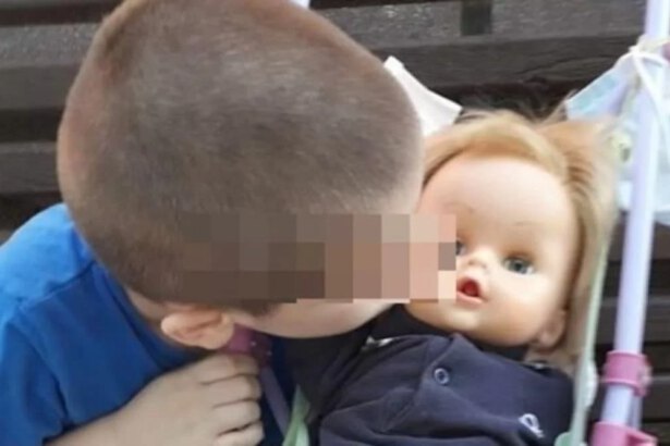 "Non si gioca con le bambole, sei un maschio". Bimbo risponde: "Sono il papà, lui è mio figlio" 15