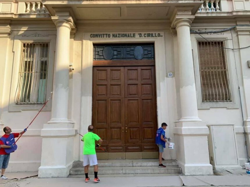 Bari, a 11 anni si offre volontario per ripulire la scuola dai graffiti 2 Bari, a 11 anni si offre volontario per ripulire la scuola dai graffiti 1