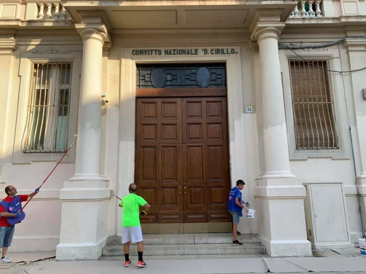 Bari, a 11 anni si offre volontario per ripulire la scuola dai graffiti 17