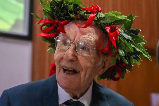 Non è mai troppo tardi. Giuseppe Paternò si laurea a 96 anni e dice ai giovani: "Studiate" 17