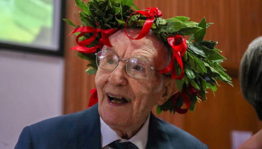Non è mai troppo tardi. Giuseppe Paternò si laurea a 96 anni e dice ai giovani: "Studiate" 1