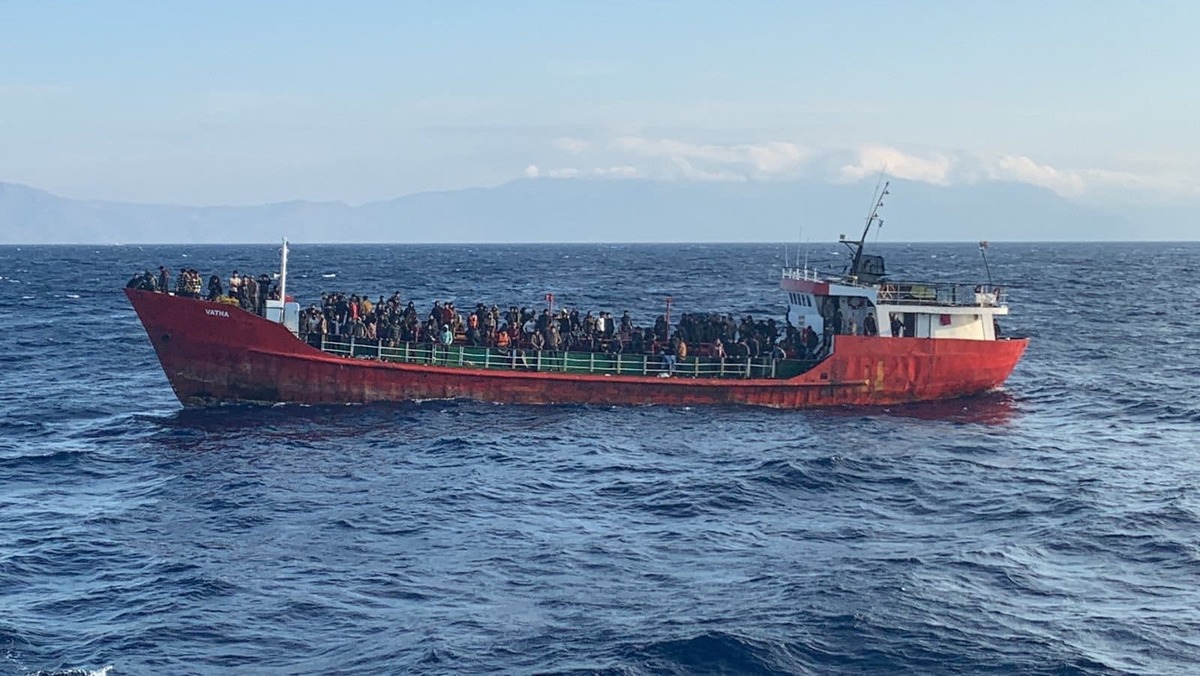 Grecia: governo fa sbarcare 400 profughi afgani 15