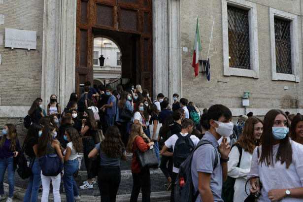 Entro un mese Green Pass obbligatorio per milioni di lavoratori. Ricciardi: "Ritorno a scuola farà risalire la curva" 18