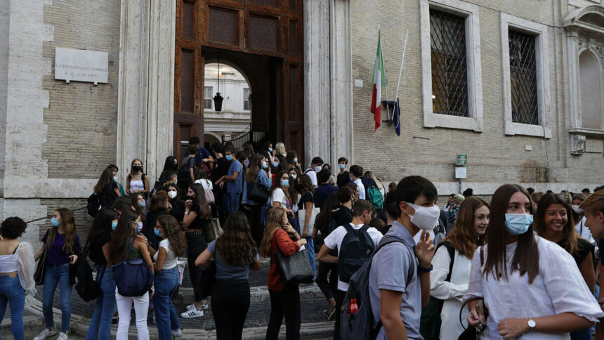 Entro un mese Green Pass obbligatorio per milioni di lavoratori. Ricciardi: "Ritorno a scuola farà risalire la curva" 1