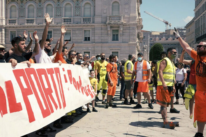 Domani No Pass bloccheranno l'Italia: Paese in tilt. Governo valuta riduzione prezzo dei tamponi 3 Green Pass obbligatorio: i portuali di Trieste minacciano il blocco, la protesta si estende alle autostrade