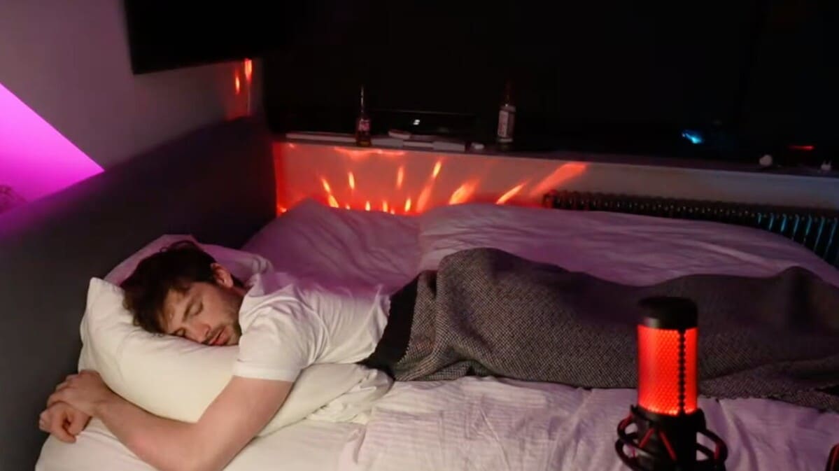 Youtuber: “Guadagno più di 2000 euro a settimana per essere fotografato mentre dormo” 17