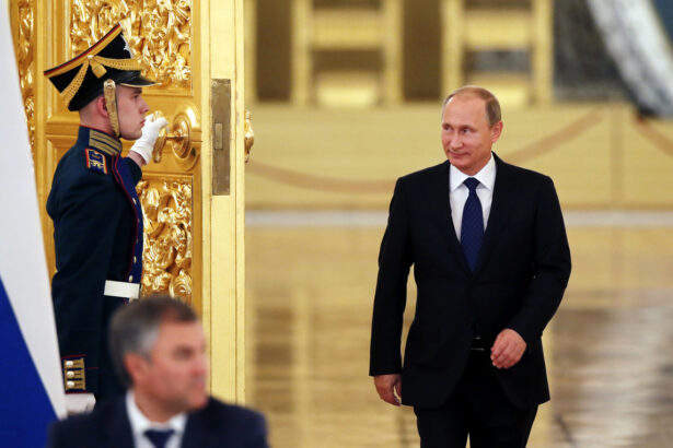 Putin ha il "gunslinger gait": cos'è e perché potrebbe essere un segnale del Parkinson 17