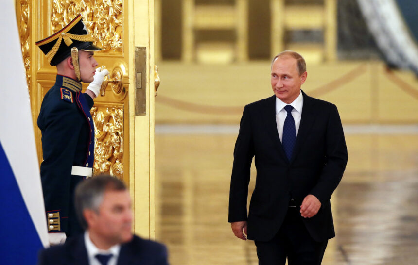 Putin ha il "gunslinger gait": cos'è e perché potrebbe essere un segnale del Parkinson 2 Putin ha il "gunslinger gait": cos'è e perché potrebbe essere un segnale del Parkinson 1