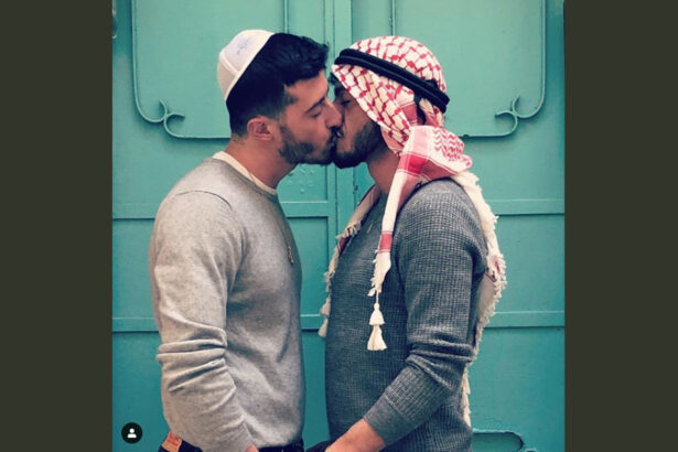 Pace, amore e provocazione: lo scatto che divide il web 14