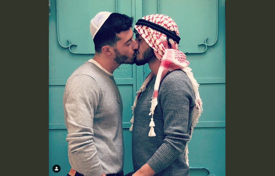 Pace, amore e provocazione: lo scatto che divide il web 13