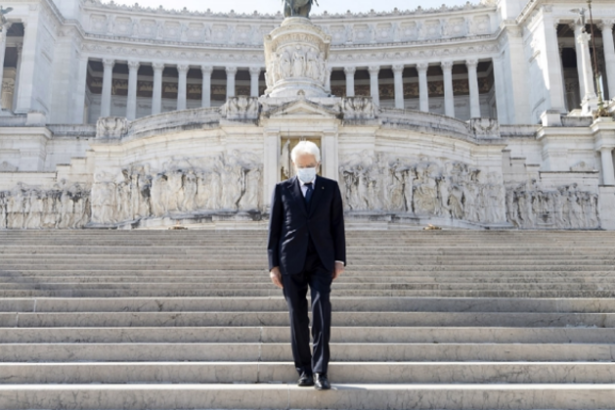 Liberazione, Mattarella da solo e con la mascherina all'Altare della Patria 19