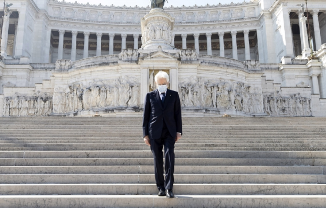Liberazione, Mattarella da solo e con la mascherina all'Altare della Patria 1