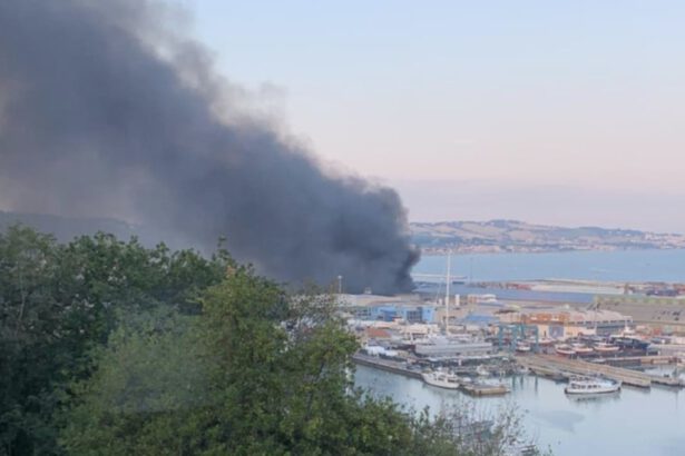 Incendio Ancona, i testimoni: "Abbiamo subito pensato a Beirut" 14