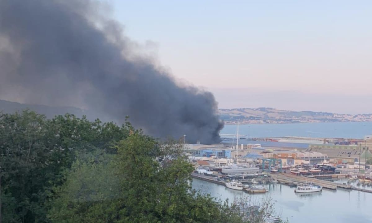 Incendio Ancona, i testimoni: "Abbiamo subito pensato a Beirut" 13