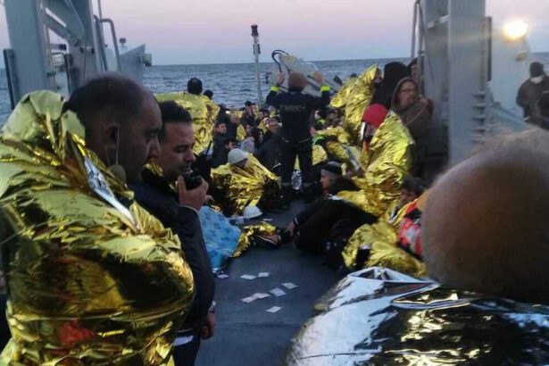 Incendio traghetto: "Fuoco ovunque, sulle scialuppe non c'era spazio, ma ci siamo salvati" 19