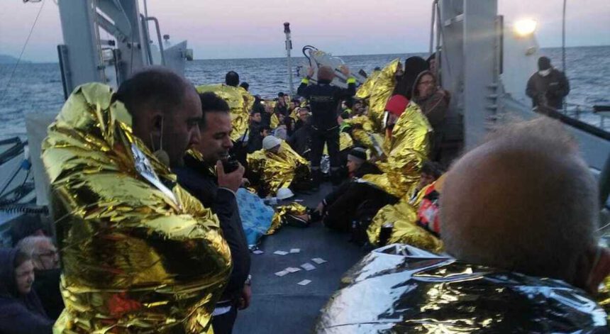 Incendio traghetto: "Fuoco ovunque, sulle scialuppe non c'era spazio, ma ci siamo salvati" 1