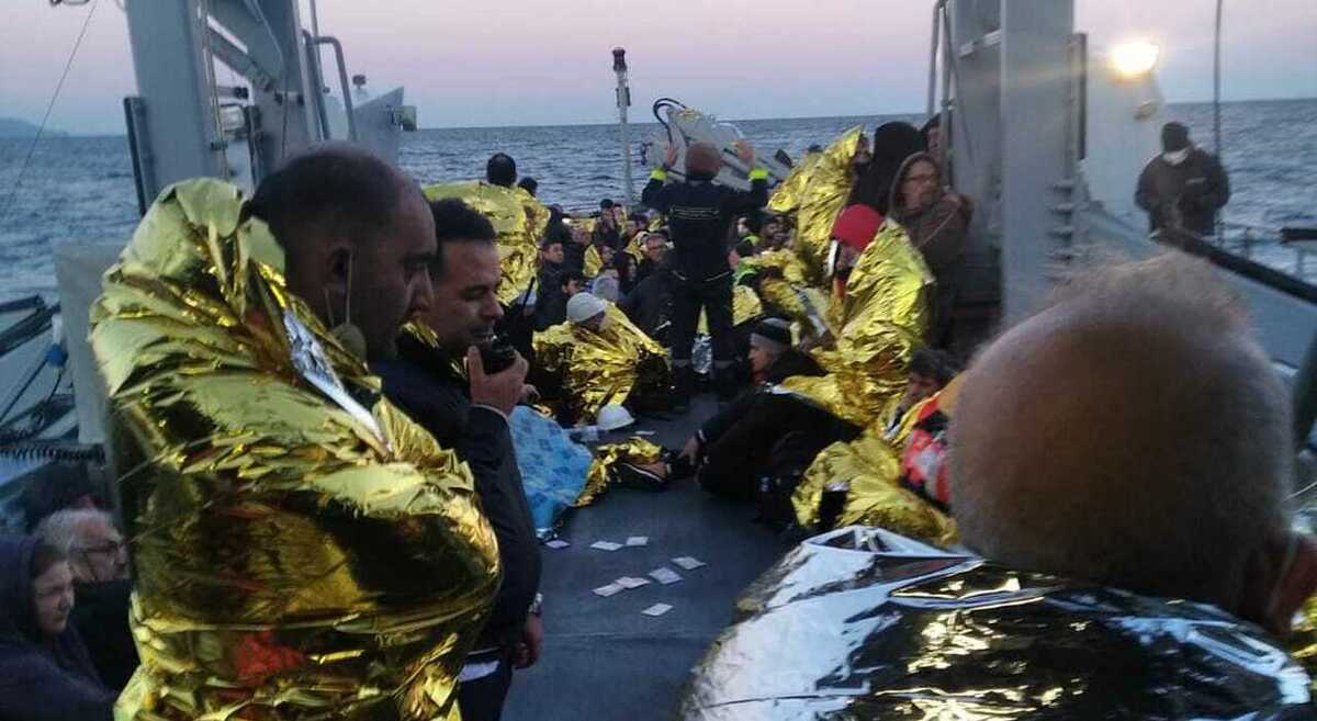 Incendio traghetto: "Fuoco ovunque, sulle scialuppe non c'era spazio, ma ci siamo salvati" 17