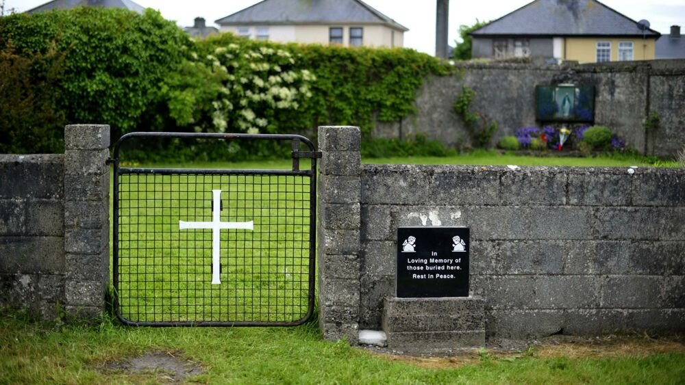Irlanda shock, oltre 9mila bambini morti negli istituti religiosi per ragazze madri 1