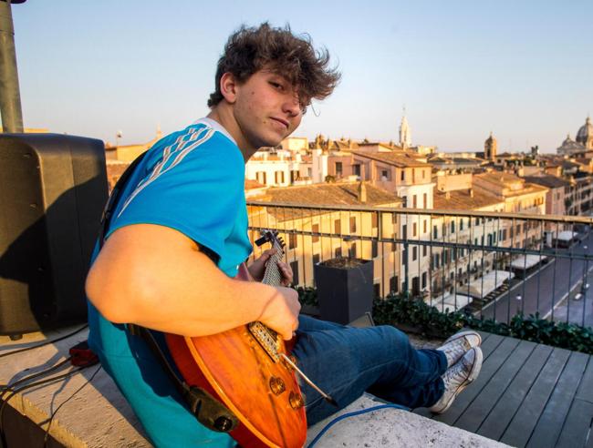 Jacopo Mastrangelo, quel ragazzo che incantò Piazza Navona durante il lockdown 3