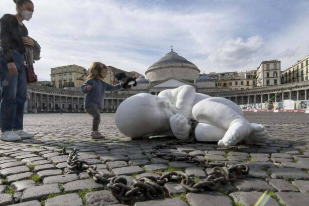 Look-down, l’opera da un milione di euro “abbandonata” dallo scultore Jago in Piazza Plebiscito 9