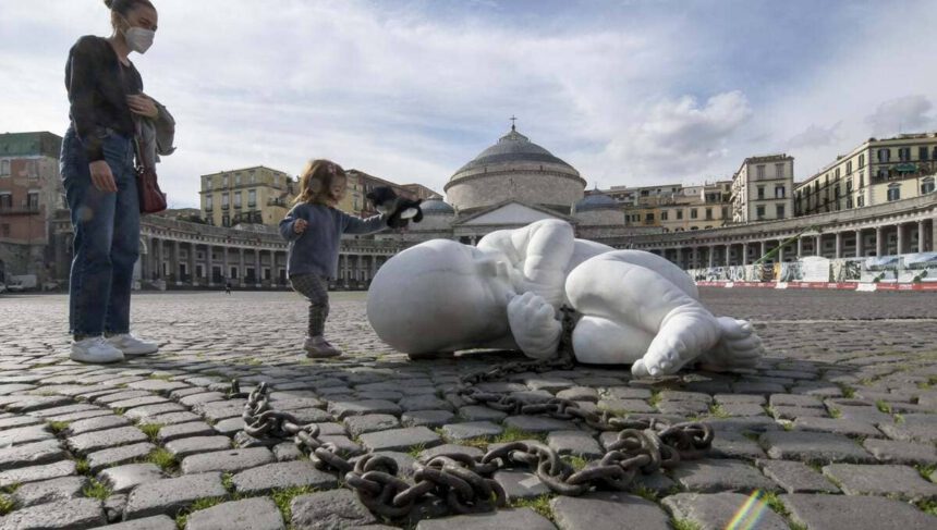 Look-down, l’opera da un milione di euro “abbandonata” dallo scultore Jago in Piazza Plebiscito 2 Look-down, l’opera da un milione di euro “abbandonata” dallo scultore Jago in Piazza Plebiscito 1