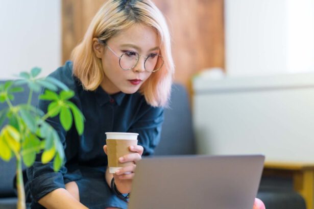 Giappone, tacchi alti e niente occhiali in ufficio se sei donna: si scatena la polemica 15