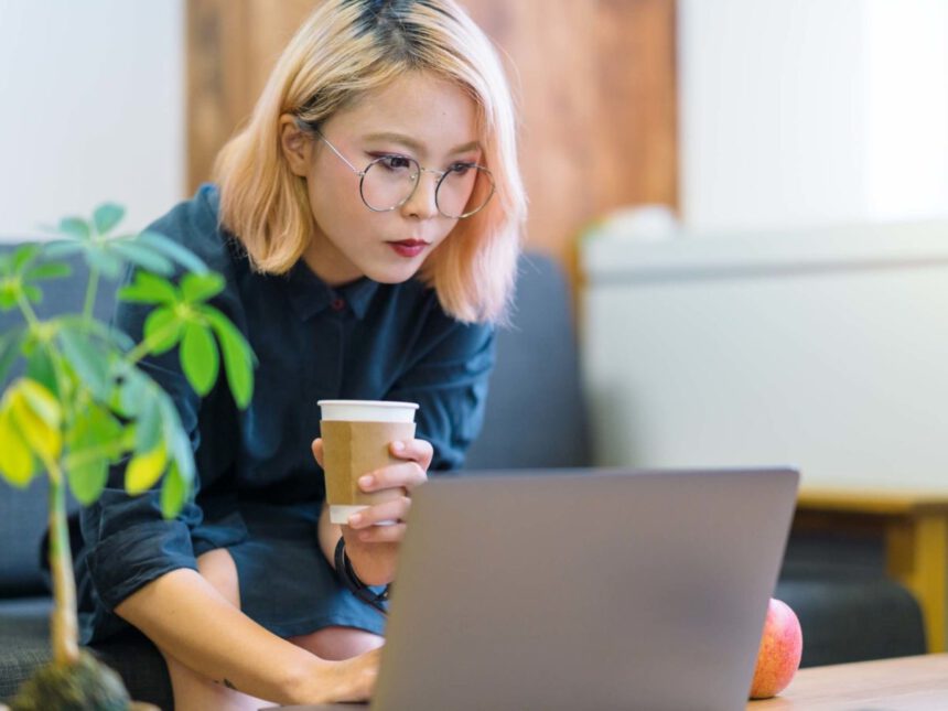 Giappone, tacchi alti e niente occhiali in ufficio se sei donna: si scatena la polemica 1