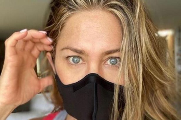 Jennifer Aniston e Tom Hanks infuriati: "Chi non usa la mascherina si vergogni" 17