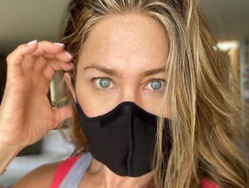 Jennifer Aniston e Tom Hanks infuriati: "Chi non usa la mascherina si vergogni" 1