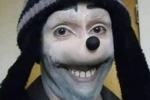 Napoli, a 11 anni si lancia nel vuoto in nome di Jonathan Galindo, un nuovo mortale gioco online 11