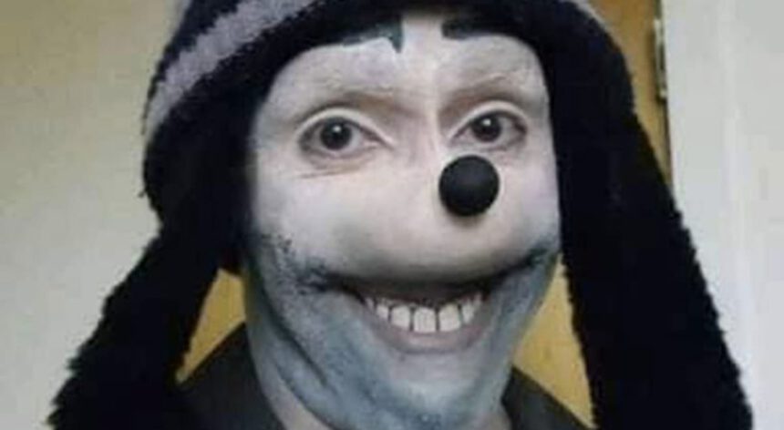 Napoli, a 11 anni si lancia nel vuoto in nome di Jonathan Galindo, un nuovo mortale gioco online 2 Napoli, a 11 anni si lancia nel vuoto in nome di Jonathan Galindo, un nuovo mortale gioco online 1