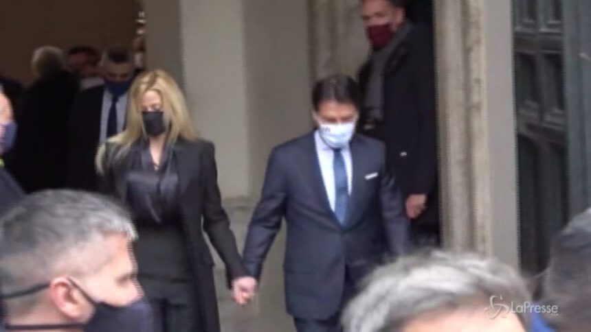 L’addio di Conte, l’arrivo di Draghi: il vecchio e nuovo a Palazzo Chigi 2 L’addio di Conte, l’arrivo di Draghi: il vecchio e nuovo a Palazzo Chigi 1