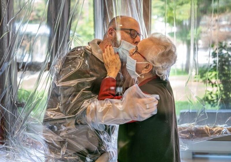 Giornata mondiale degli abbracci in era Covid, le soluzioni per non privarci dell'affetto 1