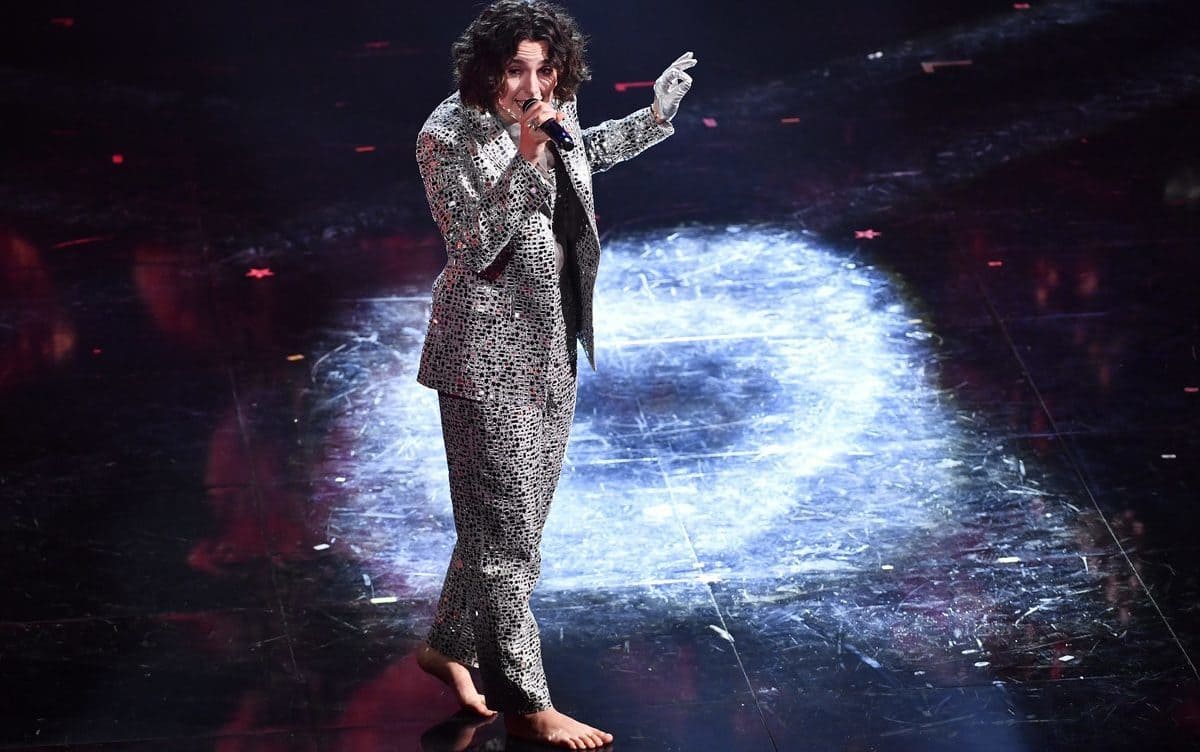 Sanremo, Madame a piedi nudi sul palco stupisce con il suo stile e la sua “Voce” 15