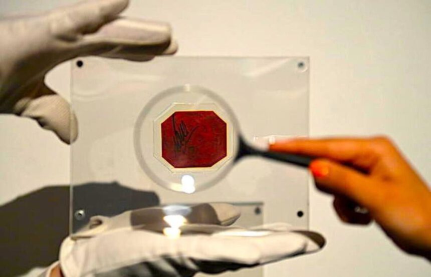 Oggi all'asta da Sotheby's "Magenta da un penny": un francobollo da 10 a 15 milioni di dollari 2 Oggi all'asta da Sotheby's "Magenta da un penny": un francobollo da 10 a 15 milioni di dollari 1