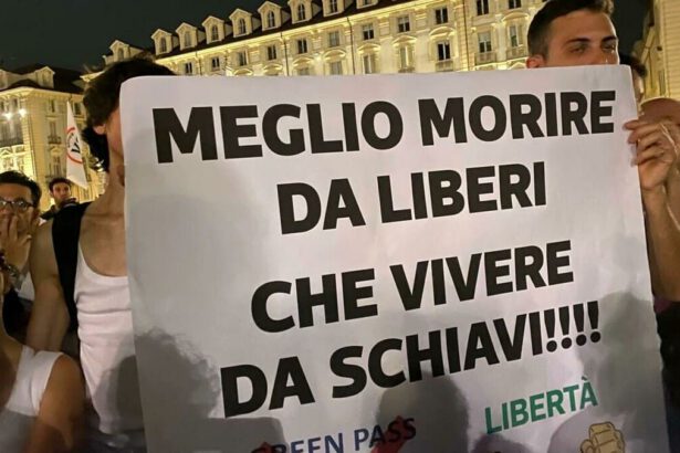 Manifestazioni contro il green pass in tutta Italia. Meloni: “Pagano sempre bar, ristoranti e discoteche” 13