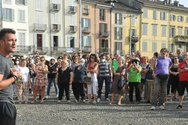 Marco Natali a una folla di 200 no vax: “Mio padre è morto di Covid, con il vaccino sarebbe ancora vivo” 15