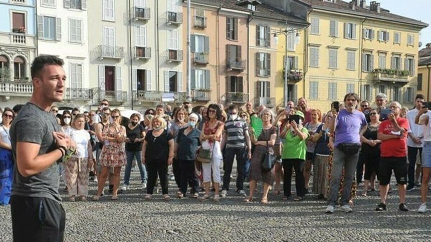 Marco Natali a una folla di 200 no vax: “Mio padre è morto di Covid, con il vaccino sarebbe ancora vivo” 1