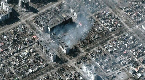 Fosse comuni a Mariupol, Biden dalla Polonia: "Putin criminale di guerra"