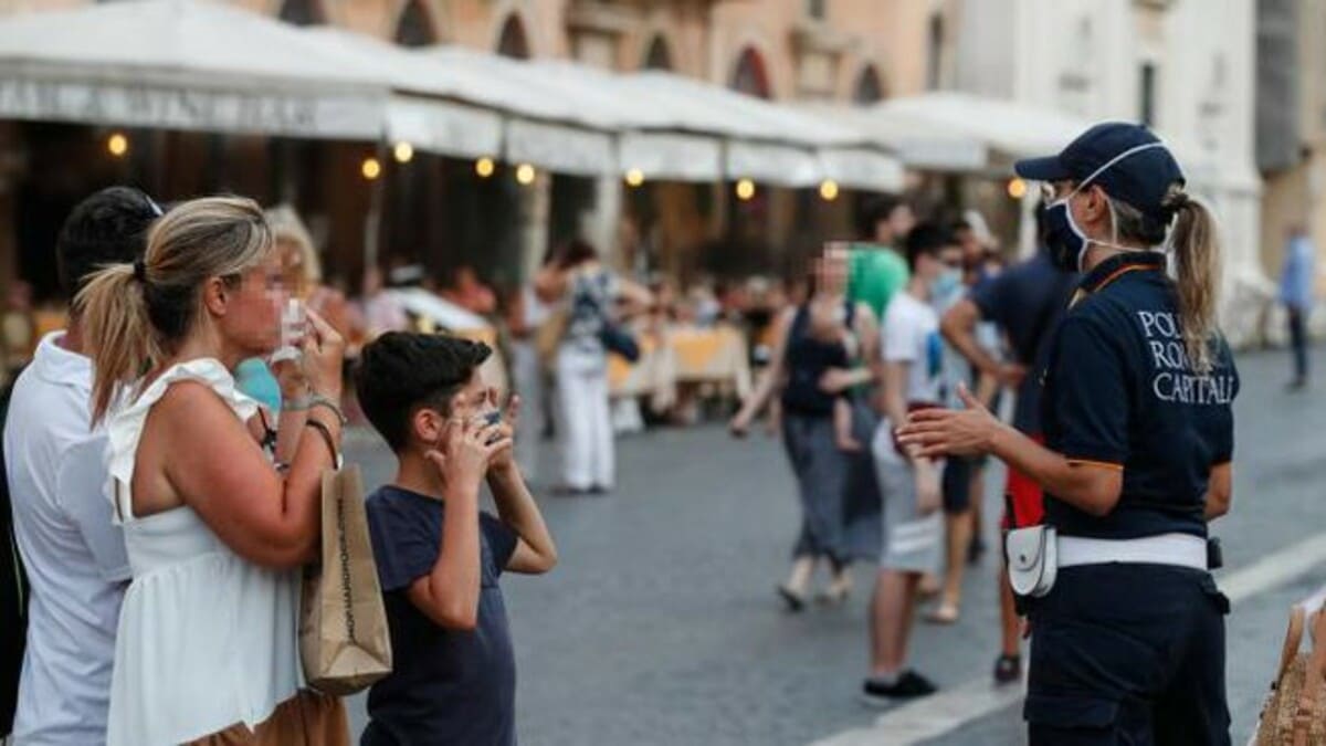 Covid: mascherina obbligatoria anche all’aperto. Ecco dove 15