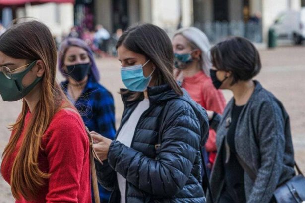 Coronavirus, scienziati inglesi: “Mascherine, detergenti e distanziamento rimarranno per anni” 10