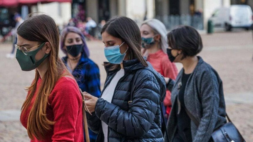 Coronavirus, scienziati inglesi: “Mascherine, detergenti e distanziamento rimarranno per anni” 1