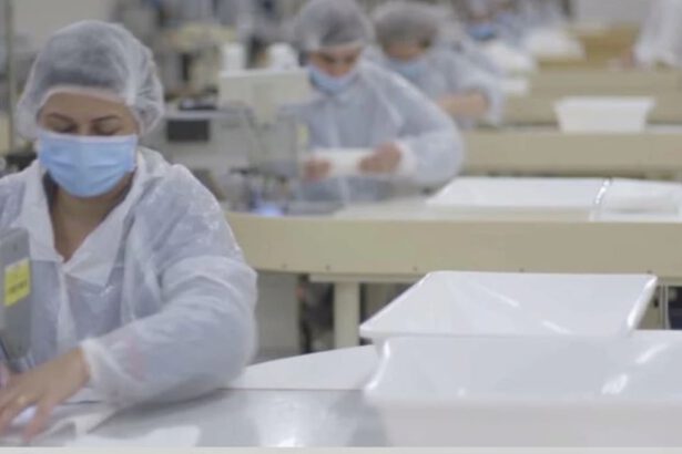 Puglia, avviata la prima fabbrica pubblica di mascherine: “Ospedali mai più sprovvisti” 14