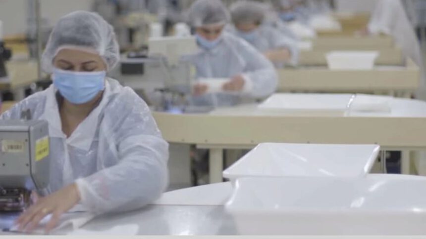 Puglia, avviata la prima fabbrica pubblica di mascherine: “Ospedali mai più sprovvisti” 1