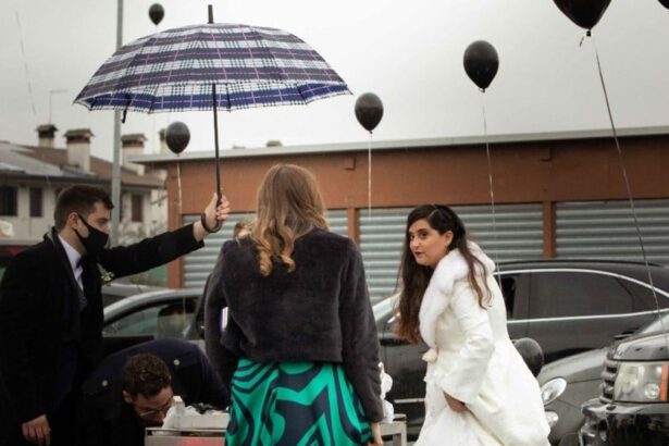 Treviso, primo matrimonio drive-in: camerieri servono 180 invitati dai finestrini 15
