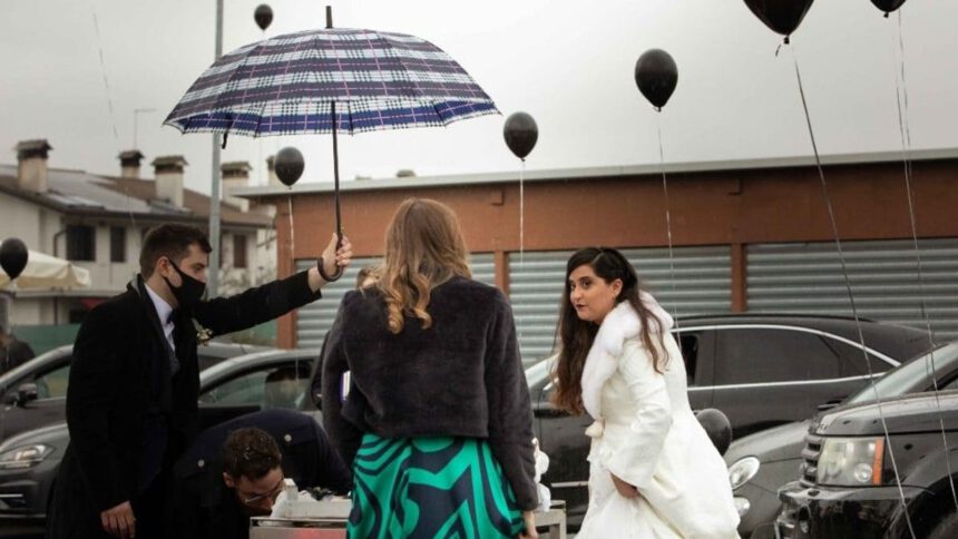 Treviso, primo matrimonio drive-in: camerieri servono 180 invitati dai finestrini 2 Treviso, primo matrimonio drive-in: camerieri servono 180 invitati dai finestrini 1